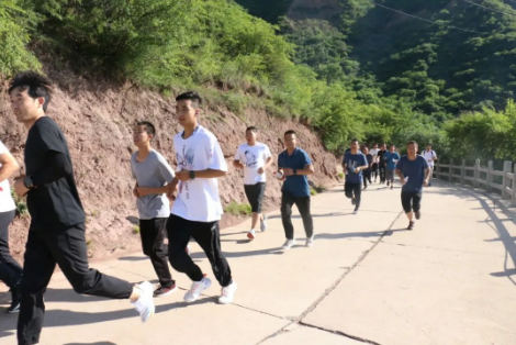 助力文旅市场 展示产投风采——华体会官方网页版-华体会(中国)
组织开展员工登山比赛活动(图3)