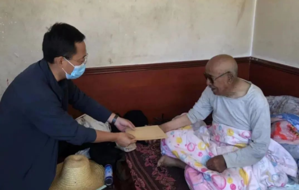 华体会官方网页版-华体会(中国)
赴帮扶村对接工作并慰问困难党员(图2)
